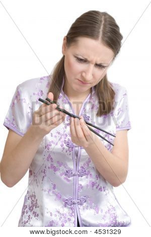 Frau mit Stäbchen für sushi