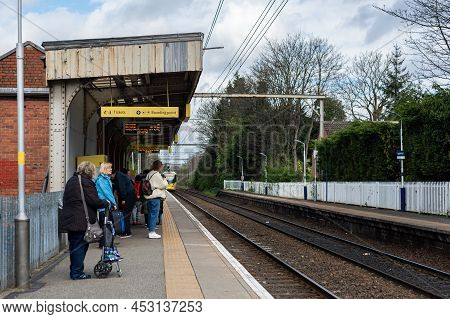 Altrincham, England, Uk - 13 April, 2022 Tram Station In Altrincham. People Standing On The Platform