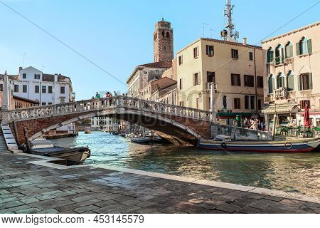 Venice, Italy - September 9, 2018: This Is The Bridge Del Guglie On The Cannaregio Canal In The Autu