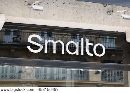Bordeaux , Aquitaine  France - 04 10 2022 : Smalto Brand Sign And Logo Text Front Of Shop Entrance F