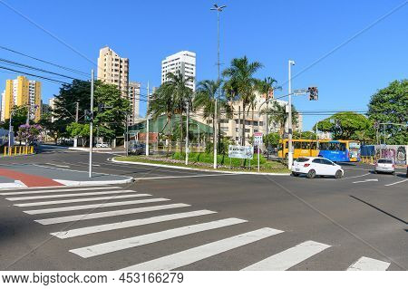 Londrina, Pr, Brazil - December 19, 2021: View Of The Roundabout On The Corner Between Avenida Higie