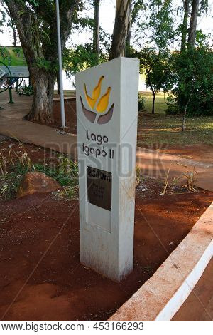 Londrina, Pr, Brazil - December 19, 2021: Informative Totem Of Igapo Lake Ii, 2300 Meter Distance Pl