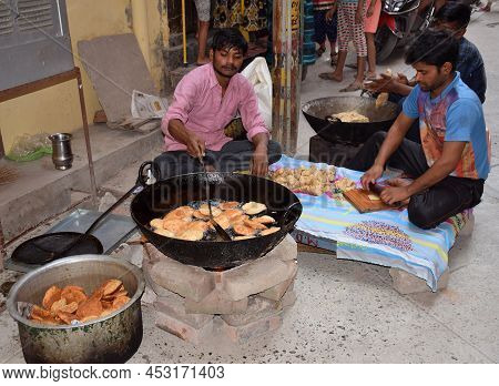 Delhi - India
10th April 2022
Indian Chef Or Halwai Preparing Food For Devotees During Navratri Fest