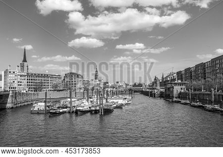 Hamburg, Germany - April 18, 2013: Boats In A Canal In The Baumwall Area In Hamburg, Germany.
