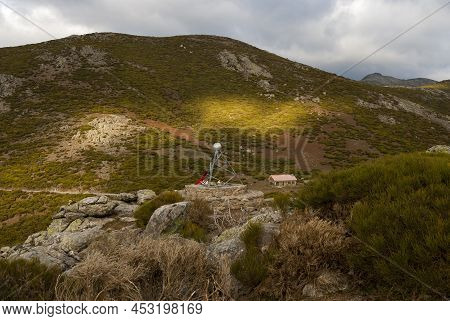 Summit Of The Port Of Honduras Extremadura With Mountain Shelter And Warning Bell