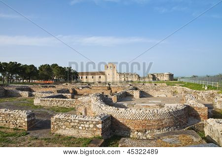 Kirke af SS. Trinity. Venosa. Basilicata. Italien.