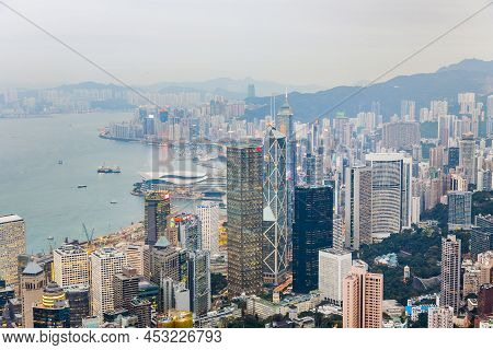 Kowloon, Hongkong - January 5, 2010: Hong Kong View From Victoria Peak To The Bay And The Illuminate