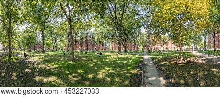 Cambridge, Usa - September 13, 2017: Students And Tourists Rest In Lawn Chairs In Harvard Yard, The 