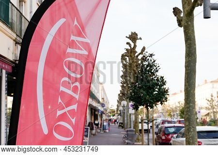 Bordeaux , Aquitaine  France - 04 10 2022 : Oxbow Sign Logo And Brand Text City Flag On Windows Stor