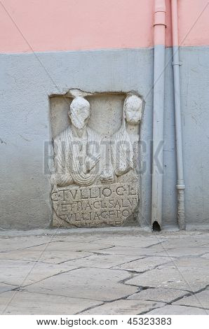 기념비 비문입니다. Venosa 합니다. 바실리카 타입니다. 이탈리아.