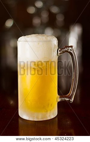 Kaltes Bier In einer Tasse