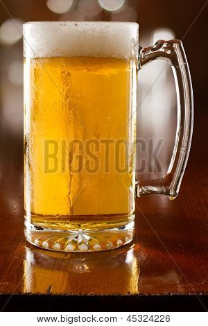Kaltes Bier In einer Tasse