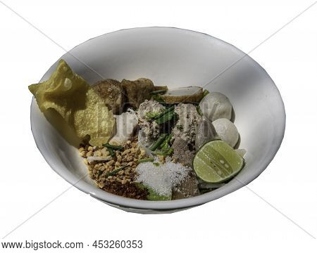 Traditional Steamed Thin Rice Noodles (small Noodles) With Fish Balls, Shrimp Meatballs, Steamed Gro