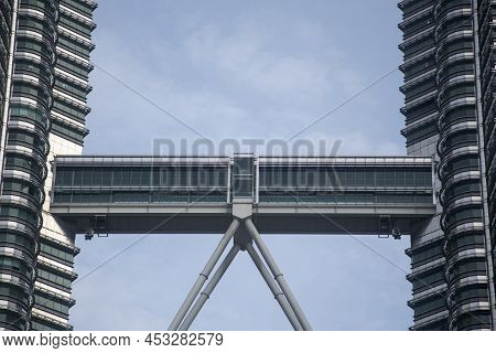 Kuala Lumpur, Malaysia- Apr 17, 2022: Vew Of Skybridge Of Petronas Twin Towers In Kuala Lumpur Malay