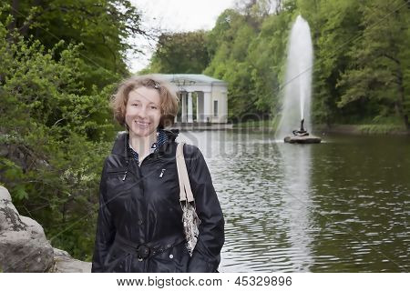 Garota atraente no parque Uman Sophia