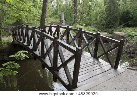 Ponte de madeira sobre um pequeno rio no parque de Sophia em Uman