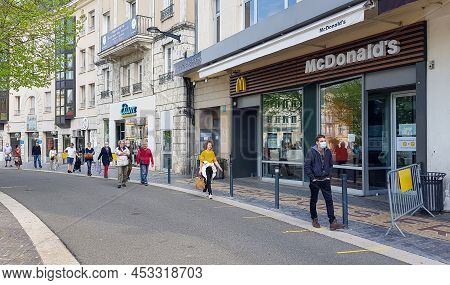 Chartres, France - April 04, 2020: People Waiting In Line Respecting The Social Distance Rulles To A