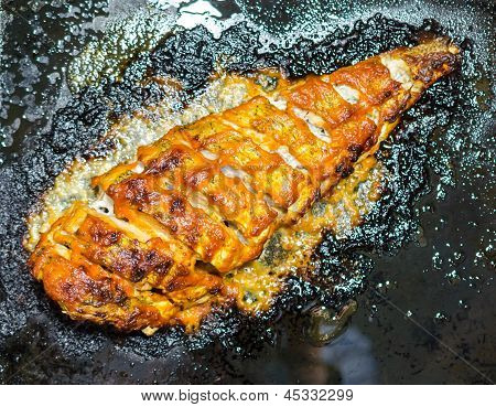 Merluzzo al forno sul vassoio