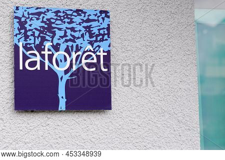 Bordeaux , Aquitaine  France - 04 04 2022 : Laforet Sign Brand And Text Logo Wall Entrance Facade Fr