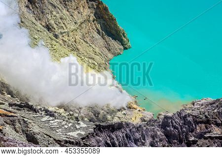Crater Volcano Ijen, Java