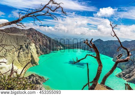 Crater Volcano Ijen, Java