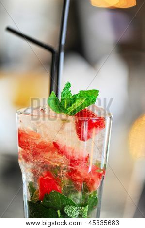 สตรอเบอร์รี่ mohito ค็อกเทล ด้วยน้ำแข็งและมิ้นท์