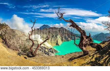 Crater Volcano Ijen, Java