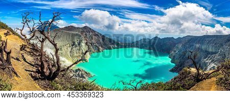 Crater Volcano Ijen, Java