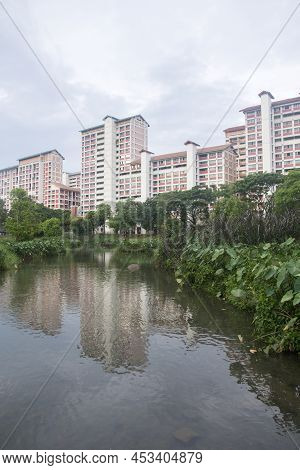 Singapore- 9 Apr, 2022: Scenic View From Bishan-ang Mo Kio Park In Singapore. It Is One Of The Large