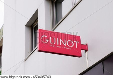 Bordeaux , Aquitaine  France - 04 20 2022 : Guinot Sign Text And Brand Logo Of Beauty Institute On F