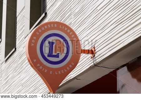 Bordeaux , Aquitaine  France - 04 10 2022 : E.leclerc Relais Brand Orange Logo And Text Sign On Wall