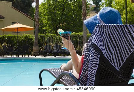 Menina com Coctail bebida junto à piscina