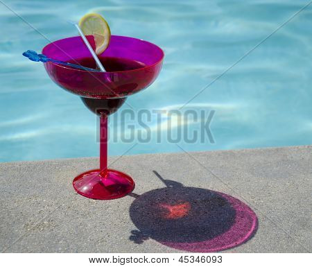 Beber à beira da piscina