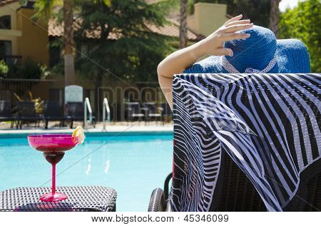 Menina com Coctail bebida junto à piscina