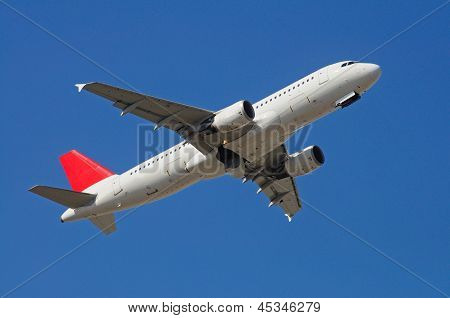 Airbus A-320 v letu.
