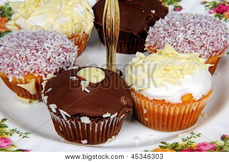 Cupcakes op taart plaat.