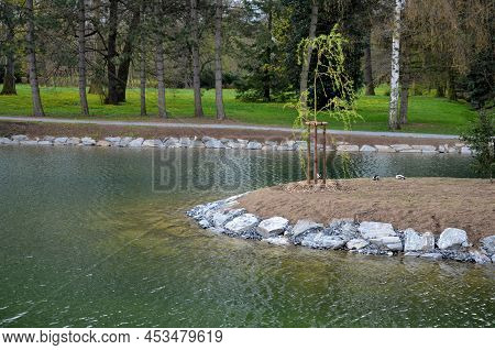 Pond Sluice, Water Reservoirs With Regulation And Concrete Dam Shaft. Guide Profiles Determining Flo