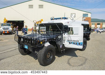 Wellesley, Ma, Usa - Oct. 2, 2021: Wellesley Antique Hummer H1 Police Car In Town Of Wellesley, Mass