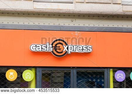 Bordeaux , Aquitaine  France - 04 24 2022 : Cash Express Text Logo And Brand Store Wall Sign Facade 