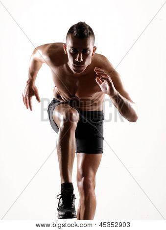 Homem íntegro e fitness correndo no fundo branco.