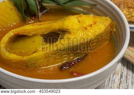 Southern Thai Gaeng Som - Red Tilapia Fish Soup With Papaya