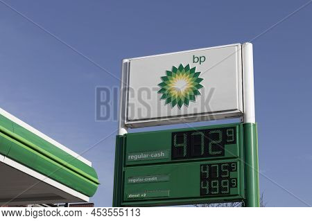 Chicago - Circa April 2022: Bp Retail Gas Station. Bp And British Petroleum Is A Global British Oil 
