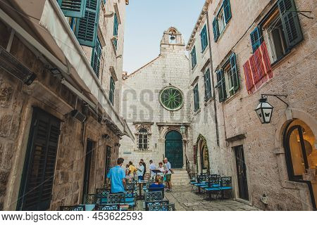 Dubrovnik, Croatia - September 18, 2019: Old Narrow Street Of Dubrownik Old City With Tourists And O
