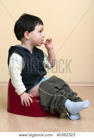 Bambino sul vasino