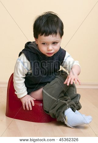 Bambino sul vasino