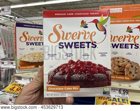 Augusta, Ga Usa - 04 15 22: Hand Holding Swerve Sweets Chocolate Cake Mix