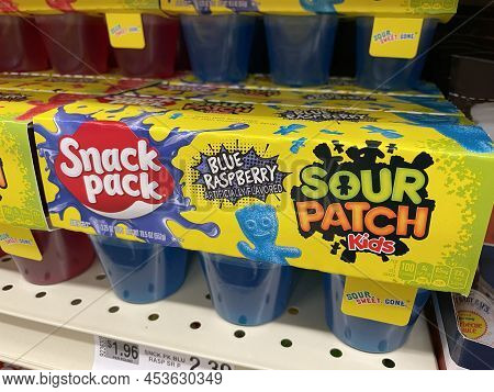 Augusta, Ga Usa - 04 15 22: Hunts Snack Packs Sour Patch On A Retail Shelf