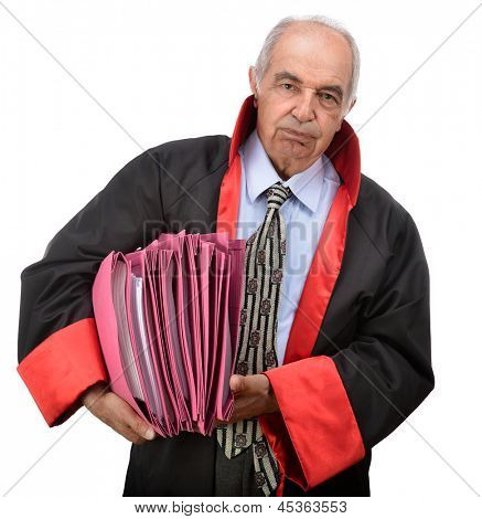 Doyen des juges adulte transportant la pile de fichiers isolé sur fond blanc