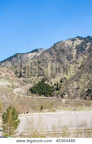 Panorama di natura montagne verdi e cielo blu In Chimbulak Almaty, Kazakistan