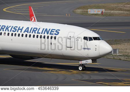 Istanbul, Turkey - October 05, 2021: Turkish Airlines Boeing 737-9f2er (cn 40986) Landing To Istanbu